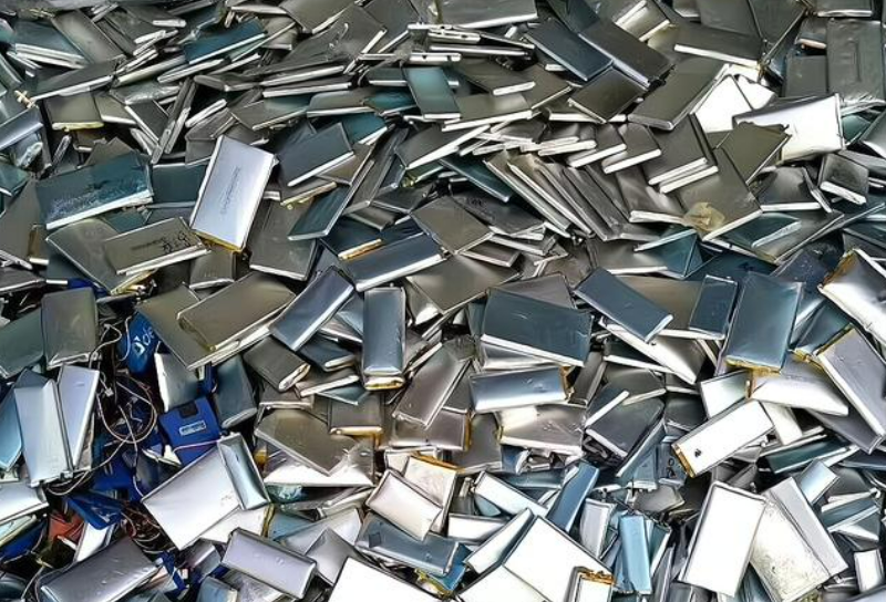 回收的廢舊動(dòng)力鋰電池，經(jīng)過(guò)熱解處理，資源回收再利用